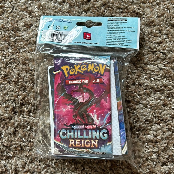 Pokémon TCG: Chilling Reign mini portfolio binder with 1 booster pack of cards - Picture 2 of 2